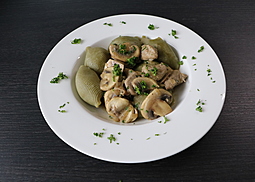 Champignongeschnetzeltes mit grünen Nudeln