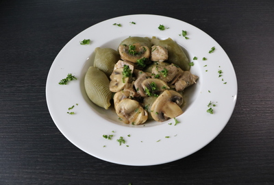 Champignongeschnetzeltes mit grünen Nudeln