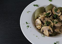 Champignongeschnetzeltes mit grünen Nudeln