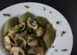 Champignongeschnetzeltes mit grünen Nudeln