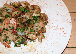Gebratene Shiitake-Pilze mit Riesengarnelen