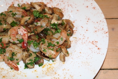 Gebratene Shiitake-Pilze mit Riesengarnelen