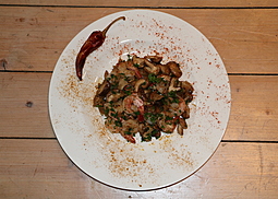 Gebratene Shiitake-Pilze mit Riesengarnelen