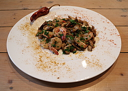 Gebratene Shiitake-Pilze mit Riesengarnelen