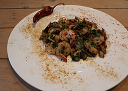 Gebratene Shiitake-Pilze mit Riesengarnelen